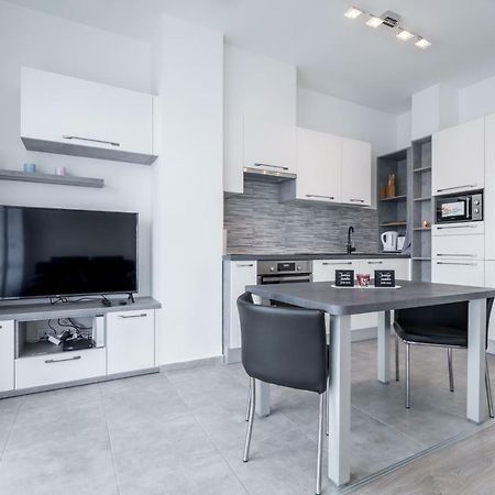 Bpr Chic White Home With Terrace & A/C & Garage Boedapest Buitenkant foto