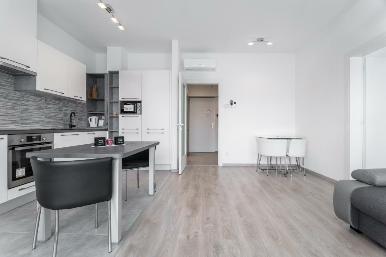 Bpr Chic White Home With Terrace & A/C & Garage Boedapest Buitenkant foto