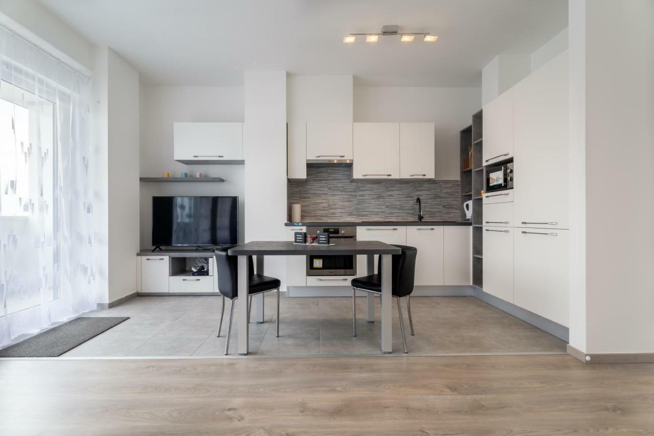 Bpr Chic White Home With Terrace & A/C & Garage Boedapest Buitenkant foto